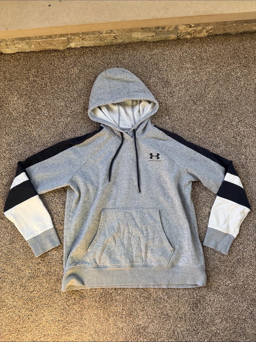 Under Armour Women’s Medium Loose Light Gray Hoodie Colorblock White Black EUC